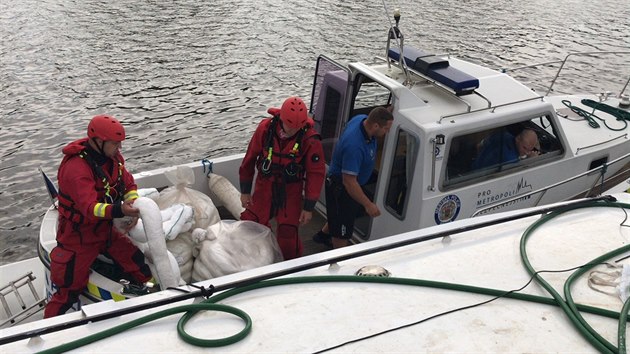 Hasiči od pátečního rána zasahovali u částečně potopené restaurační lodi (6. července 2018).