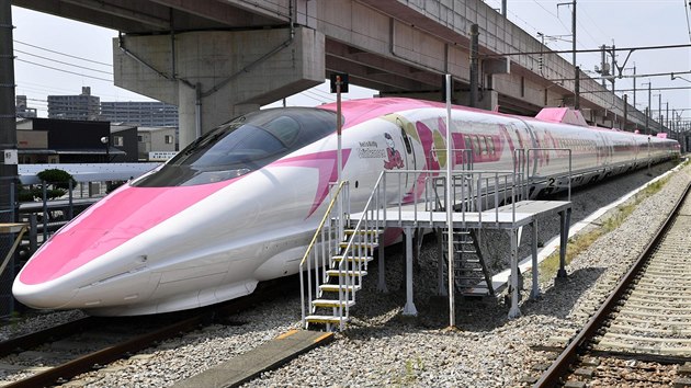 V sobotu zaal v zpadnm Japonsku jezdit vlak ve stylu Hello Kitty. Na trati bude ti msce. (30. erven 2018)
