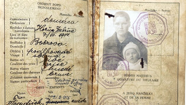 Prvorepublikový pas matky Františka Cvoligy, jednoho z posledních veteránů druhé světové války v Olomouckém kraji. Dítě na snímku je přímo pan podplukovník Cvoliga