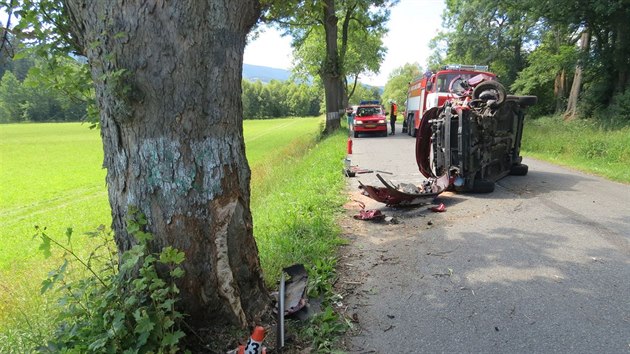 Následky nehody na silnici II/446 v blízkosti Starého Města pod Sněžníkem. Šedesátiletý řidič tu kvůli únavě přejel do protisměru a narazil do stromu. (3. července 2018)