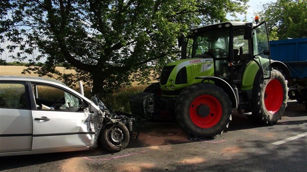 V Náchodské ulici v Horních Počernicích na okraji Prahy se čelně srazilo osobní auto s traktorem. (4. července 2018)