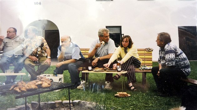 S nynějším prezidentem prožili od 80. let manželé Černí spoustu společných chvil. Miloš Zeman několikrát poseděl na zahradě mlýna u ohně.