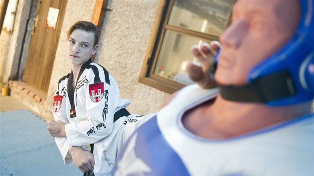 Třináctiletý taekwondista Jiří Šťastný se věnuje bojovému umění od šesti let. Trénuje prakticky každý den a často si doma přidává cvičení i nad rámec předepsané přípravy. Odměnou je mu řada českých i mezinárodních úspěchů.