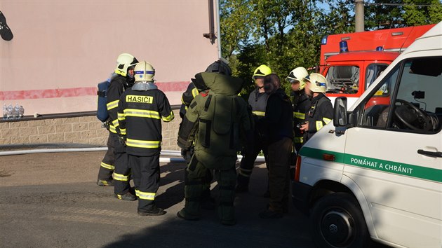 Hasiči ochlazovali v Divišově na Benešovsku plynovou lahev, aby nevybuchla (3.7.2018)