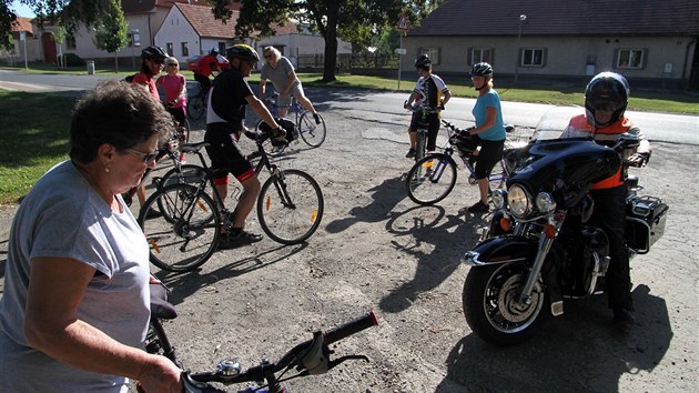 Středočeští starostové vyjeli po svých obcích a městech na kolech, aby ukázali nesouhlas s udělením 10 milionové dotace pro motorkáře (4.7.2018)