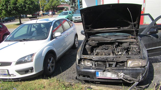 Por auta zaparkovanho u obchodu v Otrokovicch.