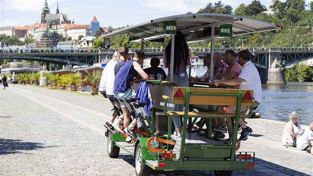 Strnci v Praze rozdali o prodlouenm vkendu turistm na pivnch kolech 11 pokut.