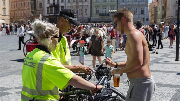 Strážníci v Praze rozdali o prodlouženém víkendu turistům na pivních kolech 11 pokut.