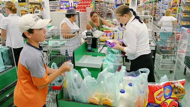 Ke snaze omezit produkci odpadu vyazenm jednorzovch plastovch taek se pipojily velk australsk obchodn etzce.