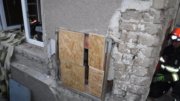 Při vážné nehodě na Prostějovsku řidič vyjel ze silnice a narazil do domu, v jehož zdi vůz prorazil díru a poničil rozvod plynu. Poničenou plynovou skříň hasiči po odpojení plynu technikem zajistili.