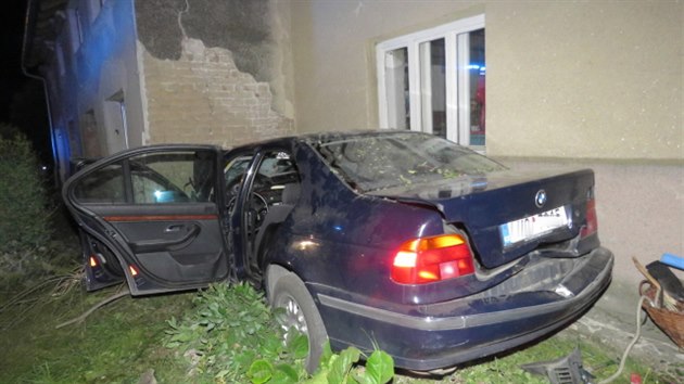 Při vážné nehodě na Prostějovsku řidič vyjel ze silnice a narazil do domu, v jehož zdi vůz prorazil díru a poničil rozvod plynu. Pět cestujících z auta utrpělo vážná zranění, převážený pes uhynul.