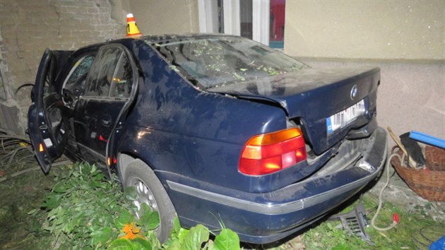 Při vážné nehodě na Prostějovsku řidič vyjel ze silnice a narazil do domu, v jehož zdi vůz prorazil díru a poničil rozvod plynu. Pět cestujících z auta utrpělo vážná zranění, převážený pes uhynul.
