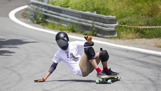 Po silnici nad ternberkem, kde se konaj tradin automobilov zvody Ecce Homo, se o prodlouenm vkendu prohn milovnci longboard v rmci akce Ecce Homo Freeride.