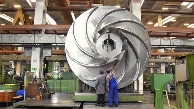 Odborníci ze slovinské firmy nyní finišují výrobu čtyřicetitunového oběžného kola turbíny o průměru 4,5 metru pro přečerpávací vodní elektrárnu Dlouhé stráně.
