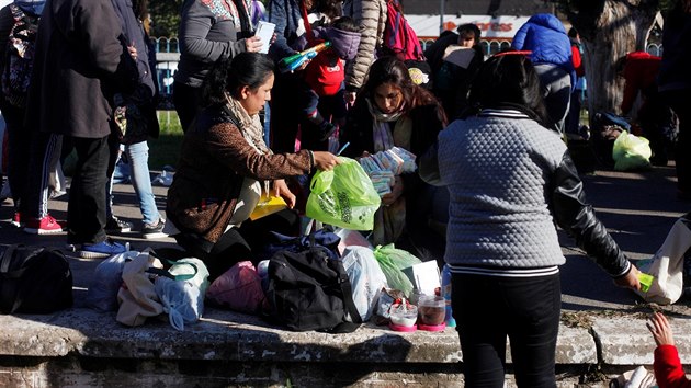 Lidé na improvizovaném trhu v San Miguel, na předměstí Buenos Aires.