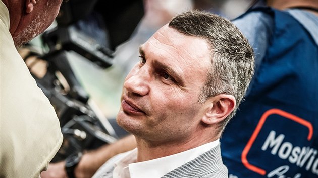 Kyjevský starosta a bývalá boxerská star Vitalij Kličko podpořil ukrajinské basketbalisty v zápase s Lotyšskem.