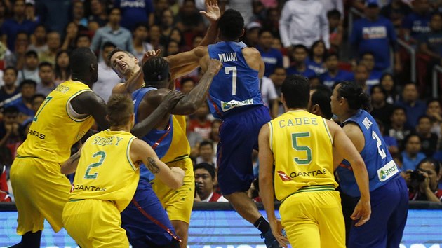 Bitka mezi australskmi a filipnskmi basketbalisty. Filipnec Jason William (modr 7) vyskoil a udeil Daniela Kickerta.