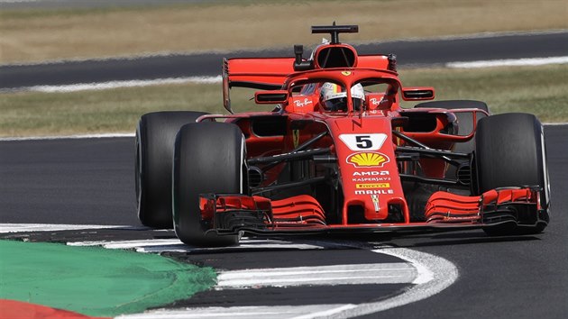 Sebastian Vettel ze stje Ferrari bhem trninku na VC Britnie