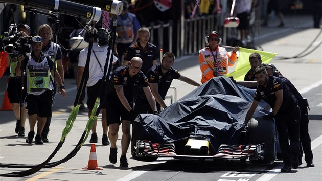 Auto Maxe Verstappena tla do box na britskm Silverstonu technici ze stje  Red Bull.