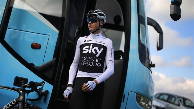 Chris Froome ze Sky opout tmov autobus.