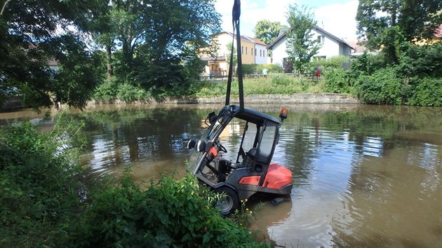 Hasii vytahovali jebem sekac traktor z rybnku ve Dvoe Krlov nad Labem (2.7.2018).