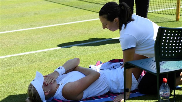 Britská tenistka Harriet Dartová si nechává ošetřit poraněné stehno. V prvním kole Wimbledonu byla její soupeřkou Češka Karolína Plíšková.