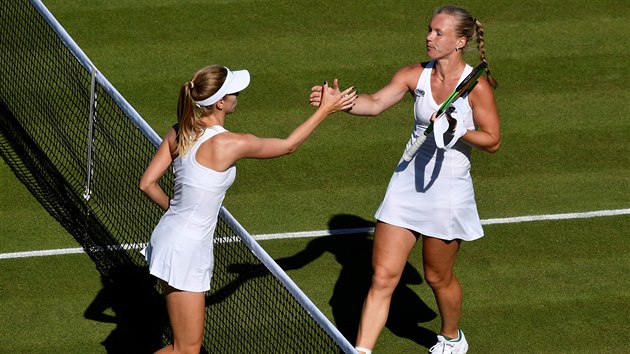 esk tenistka Barbora tefkov gratuluje sv pemoitelce v prvnm kole Wimbledonu Kiki Bertensov z Nizozemska (vpravo).