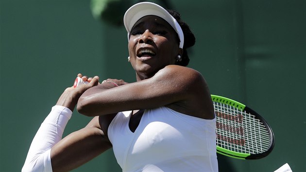 Americk tenistka Venus Williamsov v prvnm kole Wimbledonu vyadila vdku Johannu Larssonovou.