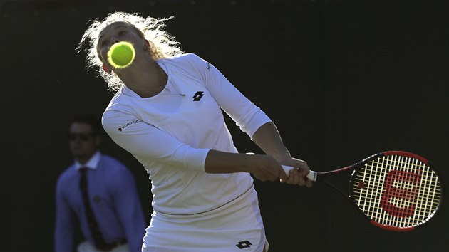 Obourun bekhend esk tenistky Kateiny Siniakov, kter v prvnm kole Wimbledonu vyhrla druh set a vynutila si rozhodujc sadu.
