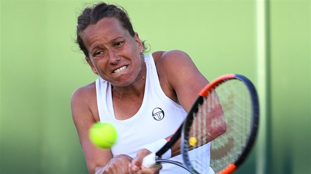 Česká tenistka Barbora Strýcová hraje bekhendem v prvním kole Wimbledonu, v němž vyzvala svou generační souputnici Světlanu Kuzněcovovou.
