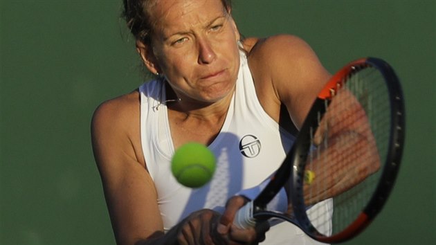Česká tenistka Barbora Strýcová hraje bekhendem v prvním kole Wimbledonu, v němž zvítězila za hodinu a 59 minut.