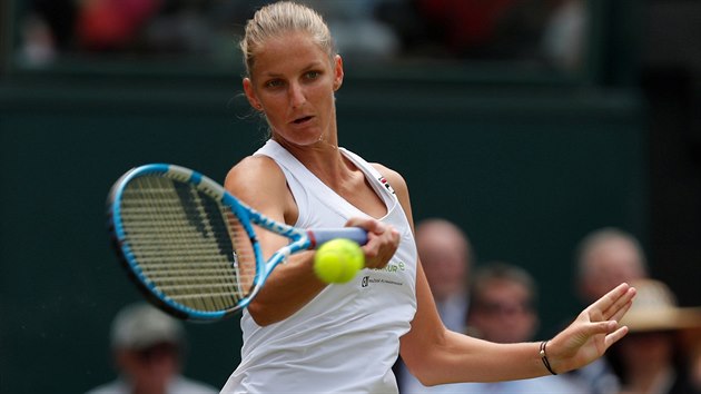 Česká tenistka Karolína Plíšková hraje forhendem ve druhém kole Wimbledonu. Narazila v něm na bývalou světovou jedničku Viktorii Azarenkovou z Běloruska.