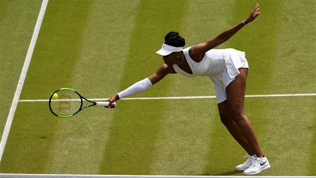 Marn snaha. Americk tenistka Venus Williamsov se natahuje po mku ve druhm kole Wimbledonu. Slavn turnaj ovldla u ptkrt.