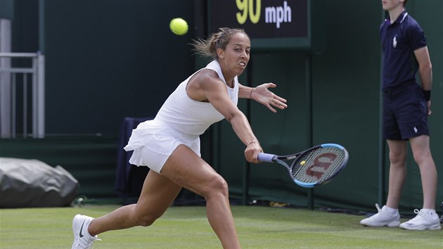 Američanka Madison Keysová hraje jednoručný bekhend ve druhém kole Wimbledonu. Předchozí dva zápasy se svou soupeřkou Luksikou Kumkhumovou z Thajska prohrála.