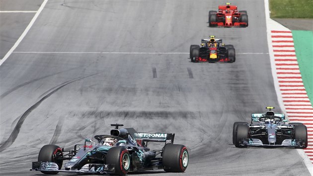 Momentka z Velk ceny Rakouska formule 1, vpedu jede Lewis Hamilton, za nm pak Valtteri Bottas.