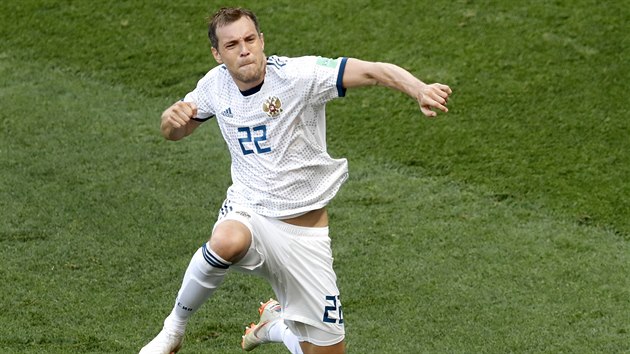 Ruský útočník Arťom Dzjuba slaví gól z penalty v osmifinále mistrovství světa proti Španělsku.