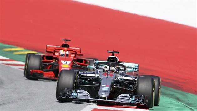 Lewis Hamilton na trati Velk ceny Rakouska formule 1, za nm jede Sebastian Vettel.