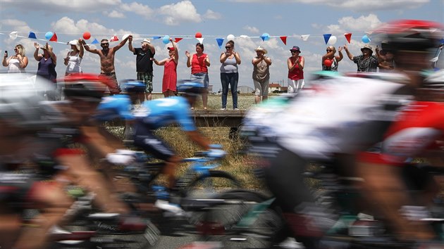 Momentka z vodn etapy 105. ronku vhlasn Tour de France, divci podporuj projdjc cyklisty.