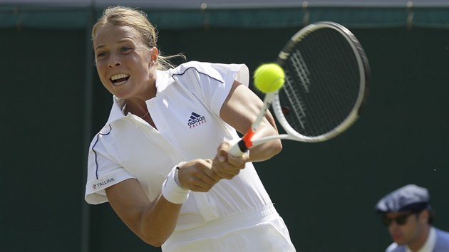 Estonsk tenistka Anett Kontaveitov returnuje bhem duelu ve 3. kole Wimbledonu.