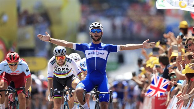 Momentka z finie vodn etapy Tour de France - vtz Fernando Gaviria, uprosted je druh Peter Sagan, zcela vlevo je tet Marcel Kittel.