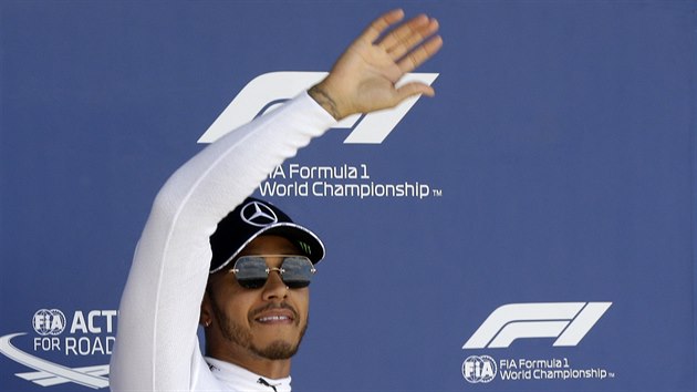 Lewis Hamilton slaví triumf v kvalifikaci na Velkou cenu Británie.