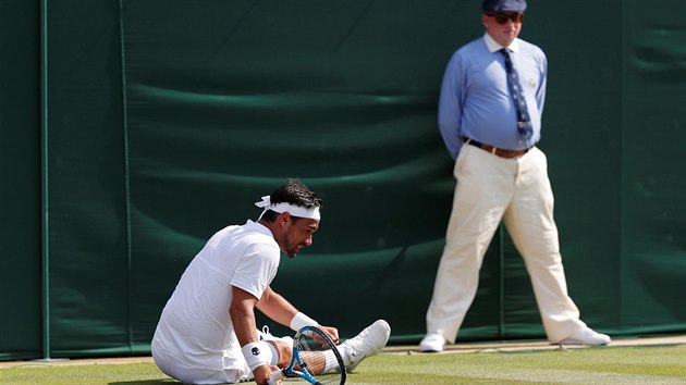Italsk tenista Fabio Fognini na zemi v duelu 3. kola Wimbledonu.