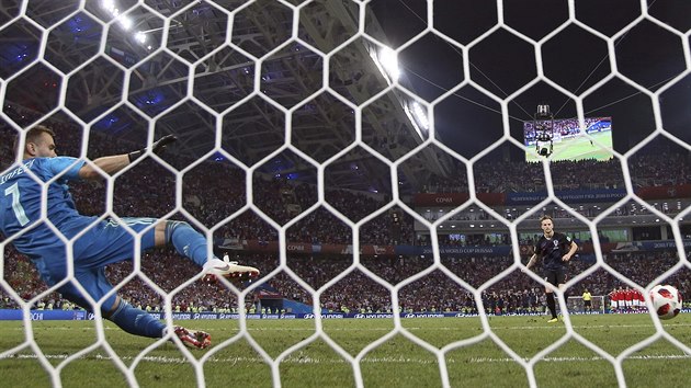Chorvatský záložník Ivan Rakitič překonává z penalty ruského gólmana Igora Akinfejeva a posílá svůj tým do semifinále mistrovství světa.