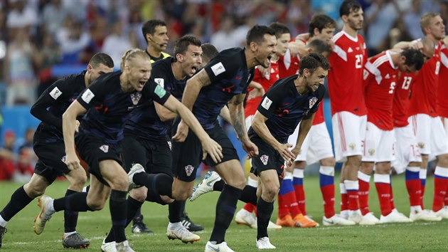 A JSME TAAAM! Chorvatští fotbalisté slaví postup do semifinále mistrovství světa, na penalty porazili Rusko.