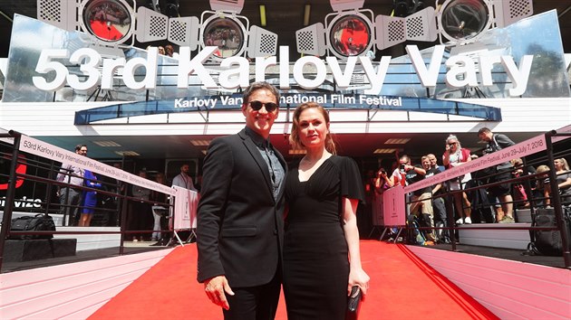 Manželé Stephen Moyer a Anna Apquinová přijeli do Varů představit společný snímek Sklenka na rozloučenou (1. července 2018).