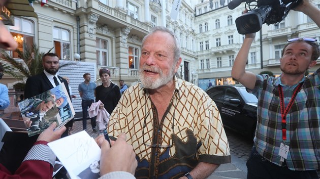 Režisér Terry Gilliam se ochotně podepisuje před Grandhotelem Pupp (3. července 2018).