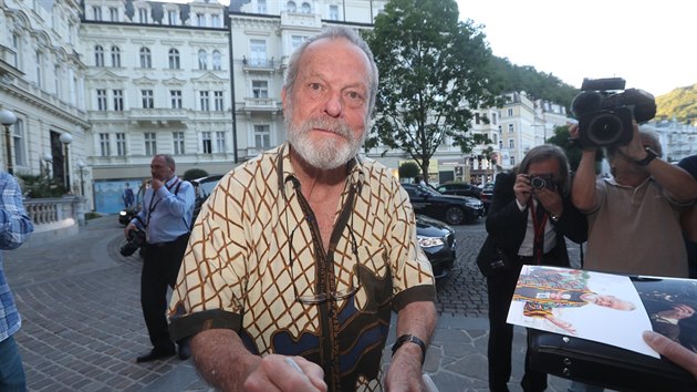Režisér Terry Gilliam se ochotně podepisuje před Grandhotelem Pupp v Karlových Varech. (3. července 2018)