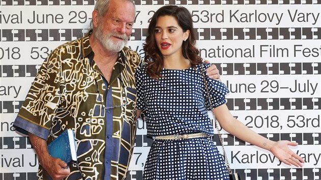 Režisér Terry Gilliam a herečka Joana Ribeiro přijeli do Varů představit snímek Muž, který zabil Dona Quijota. (4. července 2018)