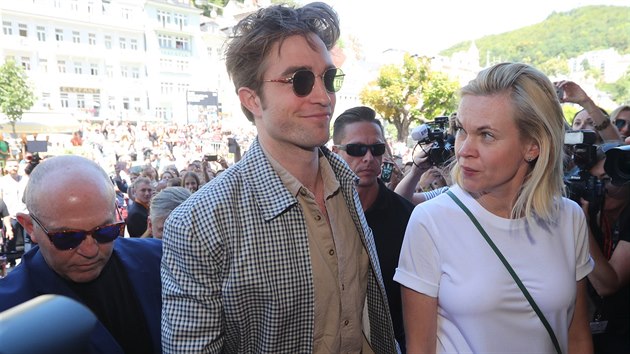 Robert Pattinson se poslední den karlovarského festivalu představil v divadle, kde uvedl film Rover (7. července 2018).