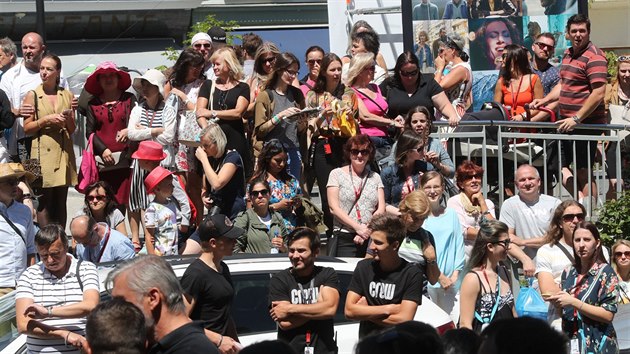 Filmoví fanoušci čekají na příjezd Roberta Pattinsona (7. července 2018).